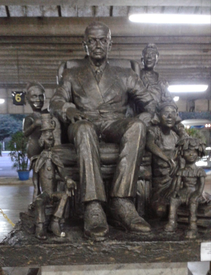 Estátua de Monteiro Lobato com alguns personagens na Rodoviária de Taubaté