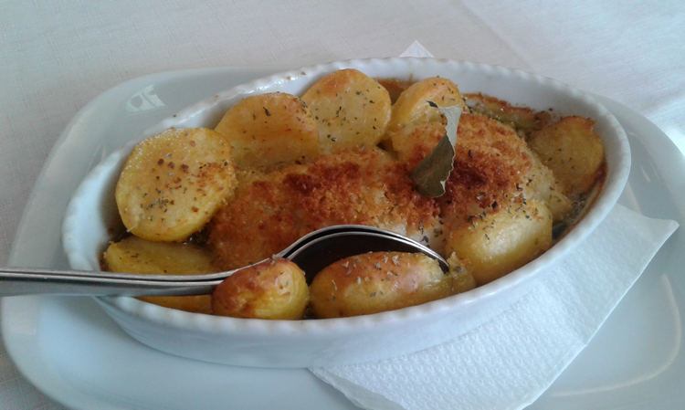 almoco-tipico-portugues-bacalhau-batatas